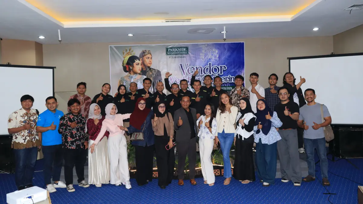 KOMPAK : Berbagai vendor event di Pekalongan berfoto Bersama usai Wedding Vendor Gathering yang digelar di Simphony Meeting Room Parkside Mandarin Hotel Pekalongan, Rabu (26/8/2026).(Lutfi Hanafi/Jawa Pos Metro Pekalongan)