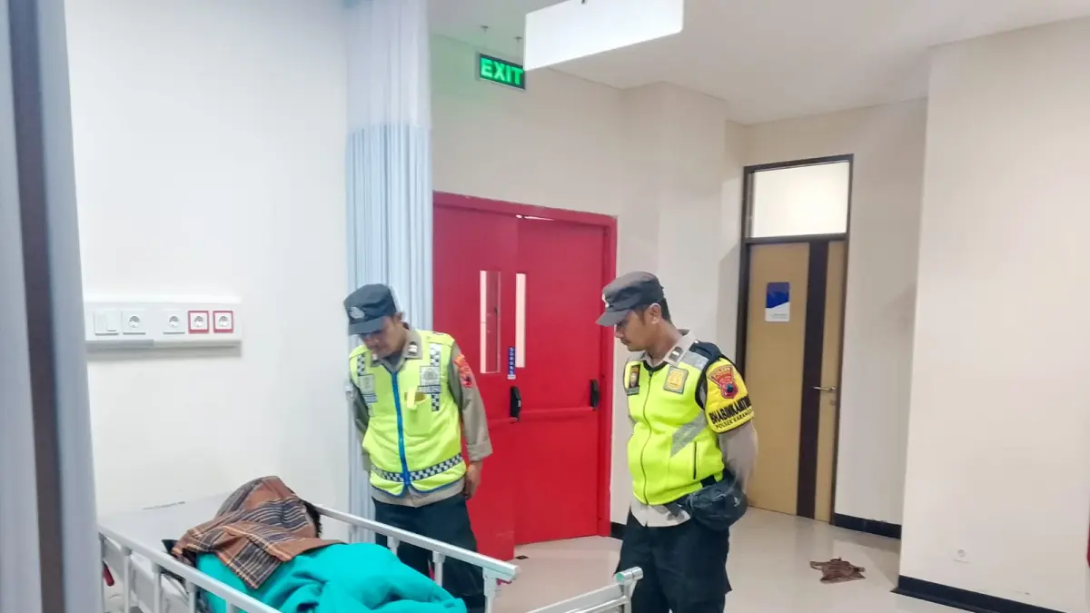 LUKA SERIUS: Petugas kepolisian menjenguk pemuda korban ledakan mercon di Kabupaten Pekalonga.