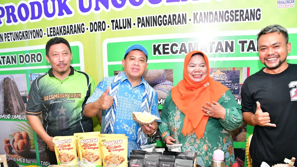 PEKAN RAYA: Plt Bupati Pekalongan Sukirman saat mengunjungi salah satu stan UMKM di PRK 2026, Selasa (25/8/2026). 