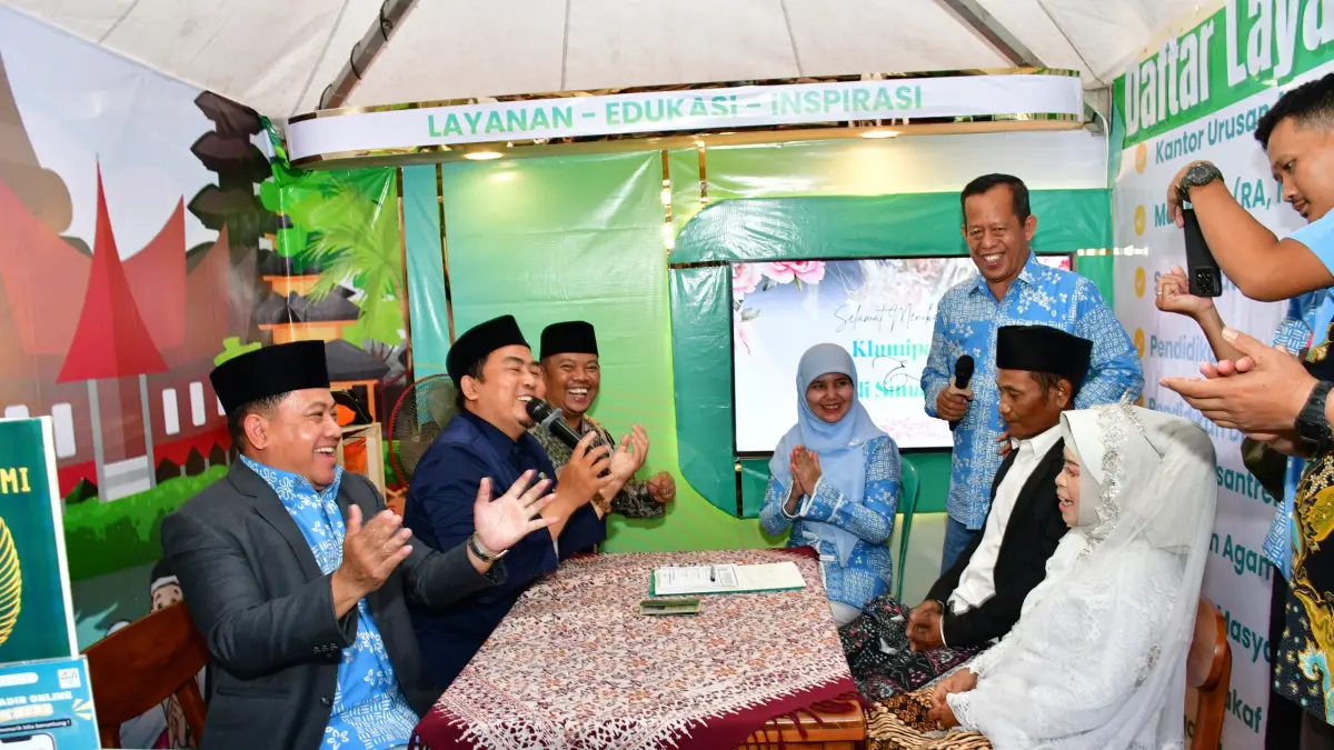 SAH: Pernikahan unik berlangsung di stan Kemenag Kabupaten Pekalongan dalam PRK 2026. Plt Bupati Pekalongan menjadi saksi pernikahan ini, Selasa (25/8/2026). 
