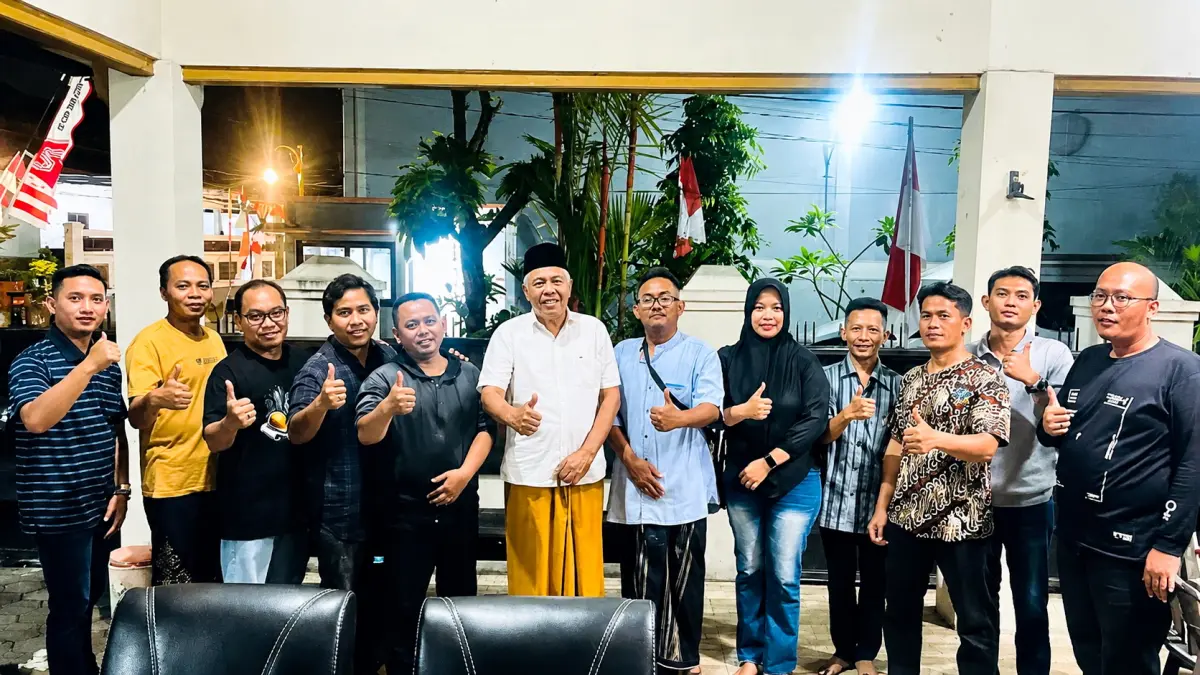 SILATURAHMI : Pengurus Aliansi PPPK Paruh Waktu DPD Kota Pekalongan saat silaturahmi dengan Anggota DPRD Kota Pekalongan Komisi C, Bowo Leksono,di kediamannya di Pringgosari, Sabtu (22/8/2026) malam.
