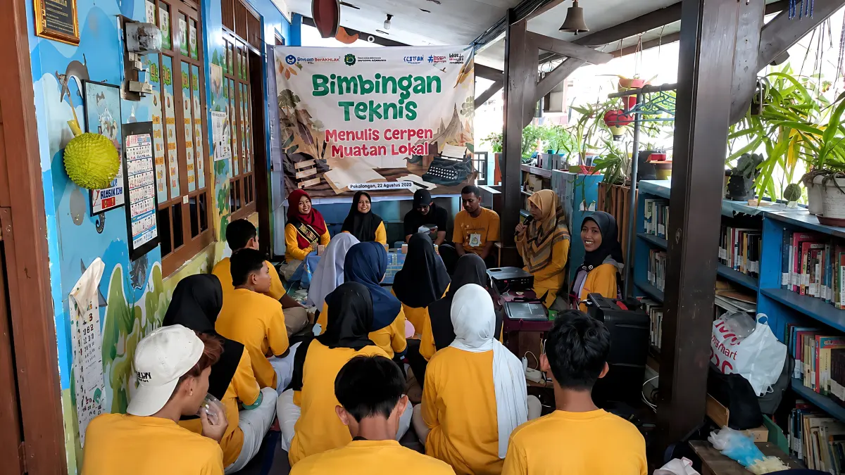 BELAJAR : Sejumlah remaja Kota Pekalongan saat menyimak materi Bimtek Menulis Cerpen Muatan Lokal sebelumnya digelar di Taman Baca Masyarakat (TBM) Dimurti, Jalan Mangga, Kelurahan Binagriya.(IST)