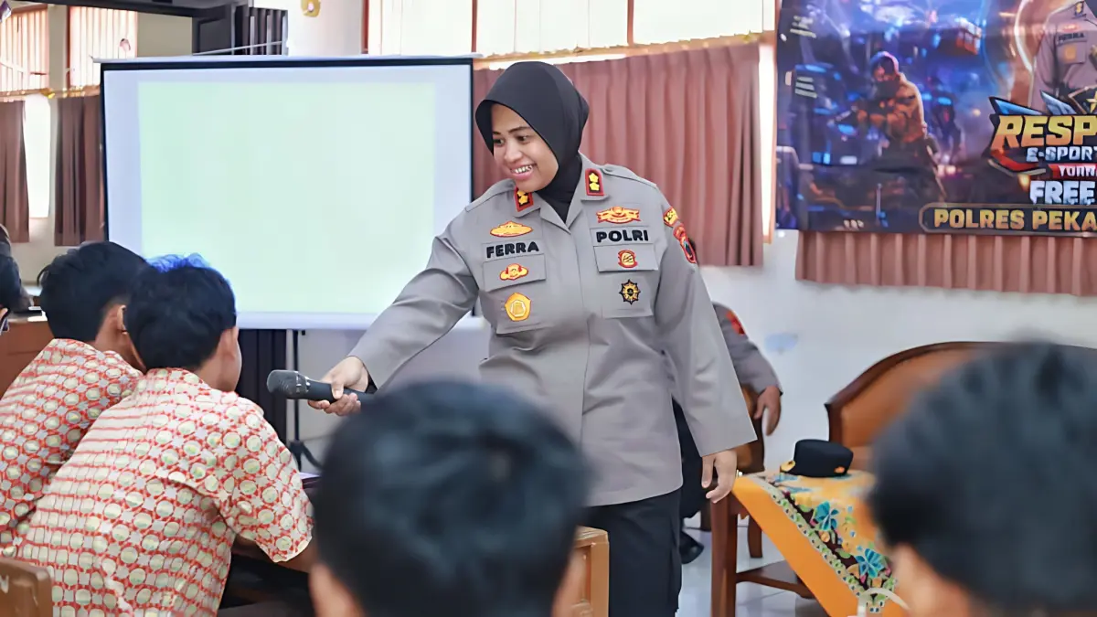 DISKUSI : Kapolres Pekalongan Kota AKBP Dies Ferra Ningtias saat berdiskusi dengan siswa SMA Negeri 4 Kota Pekalongan tentang &nbsp;bahaya perundungan, di sekolah setempat, Kamis (27/8/2026).(IST)