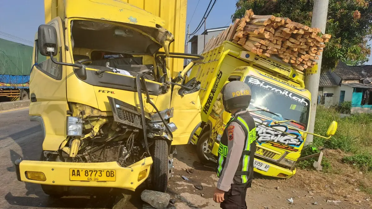 LAKA LANTAS: Petugas menunjukkan kondisi truk yang terlibat kecelakaan di jalur Pantura Subah