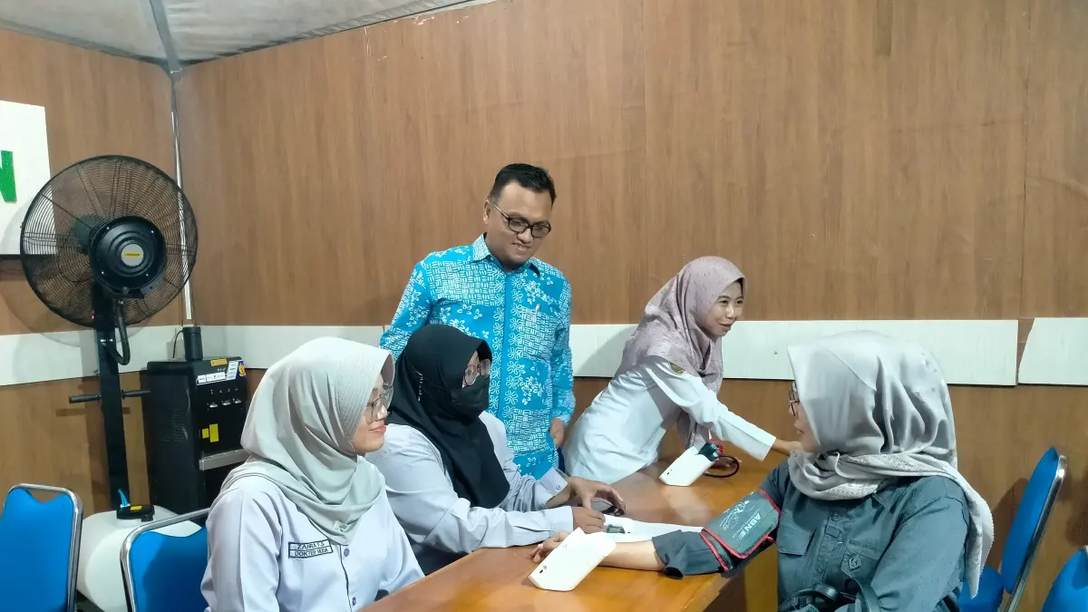LAYANAN GRATIS: Direktur RSUD Kajen dr. Imam Prasetyo saat turut melayani pengunjung di stan PRK, Selasa (25/8/2025). 