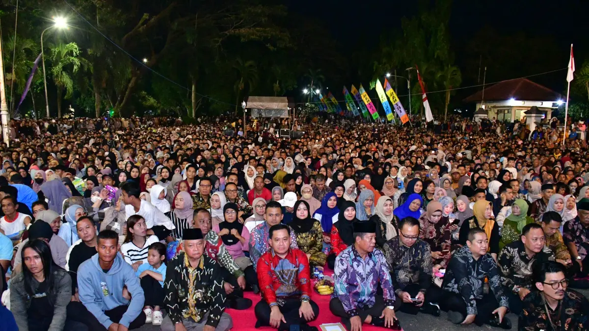 MEMBELUDAK: Plt Bupati Pekalongan Sukirman dan jajaran Forkopimda lesehan bersama warga menonton wayang kulit dan Niken Salindry, Rabu (26/8/2026). 
