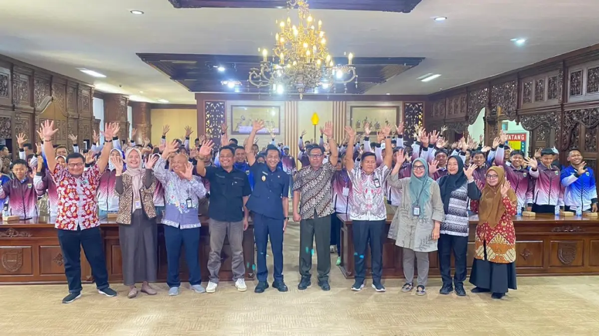 OLAHRAGA: Wakil Bupati Batang Suyono saat melepas kontingen Batang berangkat ke POPDA Jateng. 
