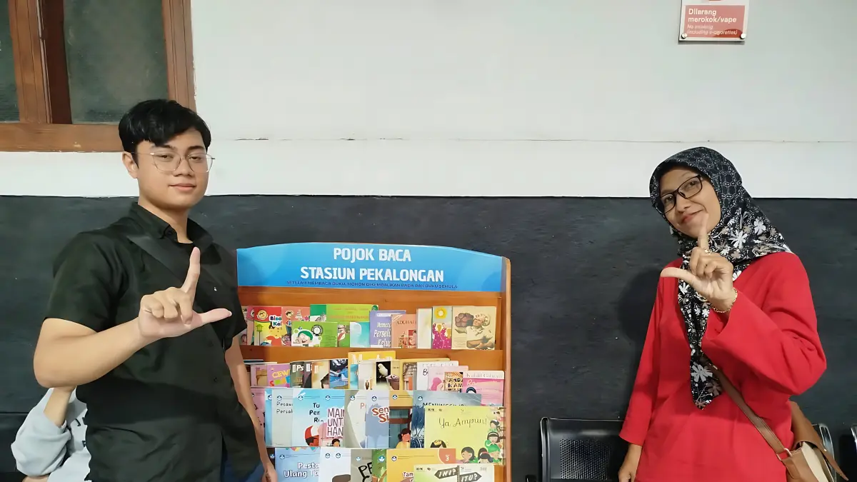 SILAHKAN DIBACA : Kini di Stasiun Kereta Api Pekalongan, ada Pojok Baca, bisa jadi alternatif bacaan menunggu keberangkatan kereta.(IST)