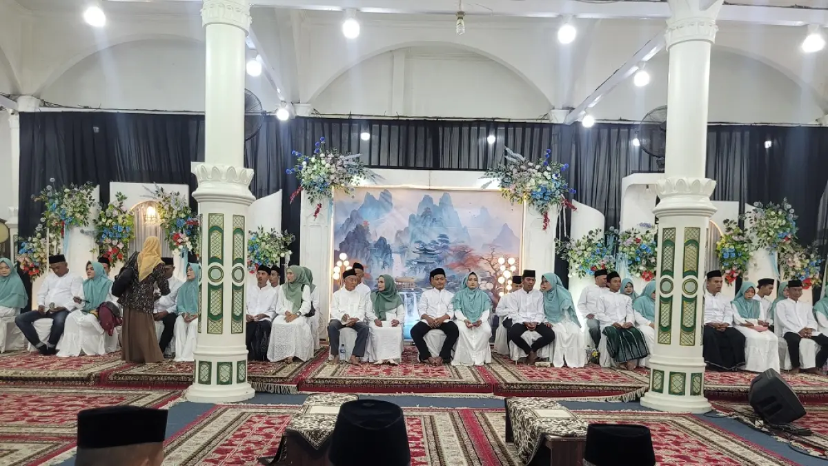 NIKAH MAULID : Foto ini nikah masal tahun 2025. Masyarakat yang ingin mengikuti Nikah Maulid dalam rangkaian Maulid Akbar Kanzus Sholawat 2026 dapat segera mendaftar. Acara akan dilaksanakan di Gedung Kanzus Sholawat pada Jumat, 18 September 2026. (DOK. KANZUS SHOLAWAT)