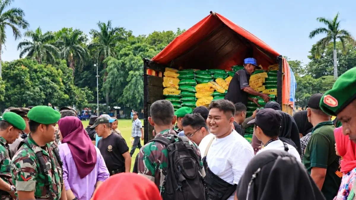 ANTRI : Ratusan warga Kota Pekalongan saat antri beli sembako murah dalam GPM di lapangan Mataram beberapa waktu kemarin. (Lutfi Hanafi /Jawa Pos Metro Pekalongan)&nbsp;