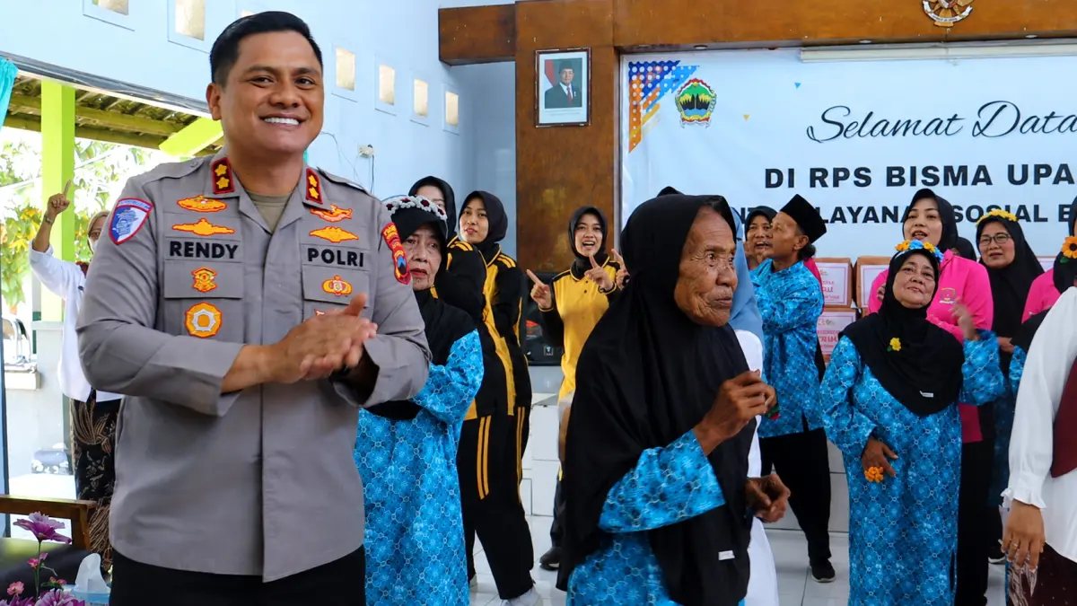 SENYUM CERIA : Senyum ceria dari Kapolres dan Polwan Pemalang saat mengunjungi Rumah Pelayanan Sosial Bisma Upakara, Desa Surajaya, Pemalang, Kabupaten Pemalang, Jumat (28/8/2026). (IST)
