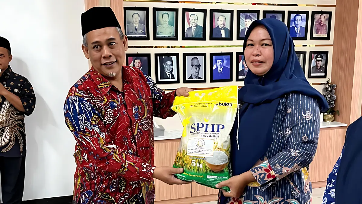 SERAHKAN BERAS : Kajari) Kota Pekalongan Dr. Khunaifi Alhumami saat serahkan beras secara simbolis, sebagai wujud bakti sosial kepada masyarakat sekitar, di kantor setempat, Jumat (28/8/2026).(Lutfi Hanafi/jawa Pos Metro Pekalongan)
