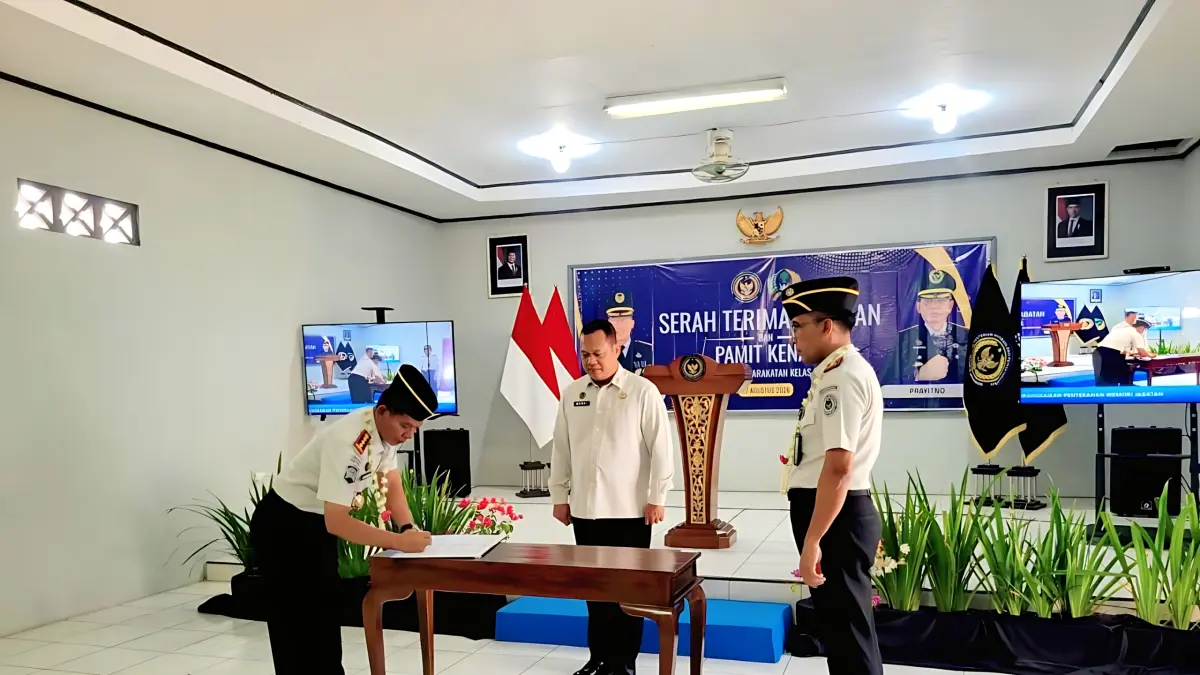 TANDA TANGAN : Kalapas&nbsp;lama dan baru Pekalongan saat tanda tangan serah terima&nbsp;jabatan di aula setempat, pada Kamis (27/8/2026). (IST)