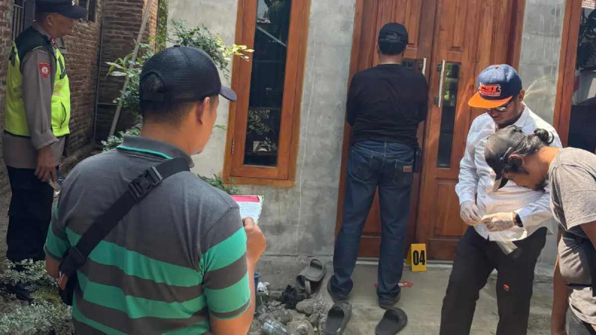  Tim Bidlabfor Polda Jawa Tengah melakukan pemeriksaan olah TKP dan di rumah keluarga Supriyono alias Botok, Koordinator Aliansi Masyarakat Pati Bersatu (AMPB). (ist)