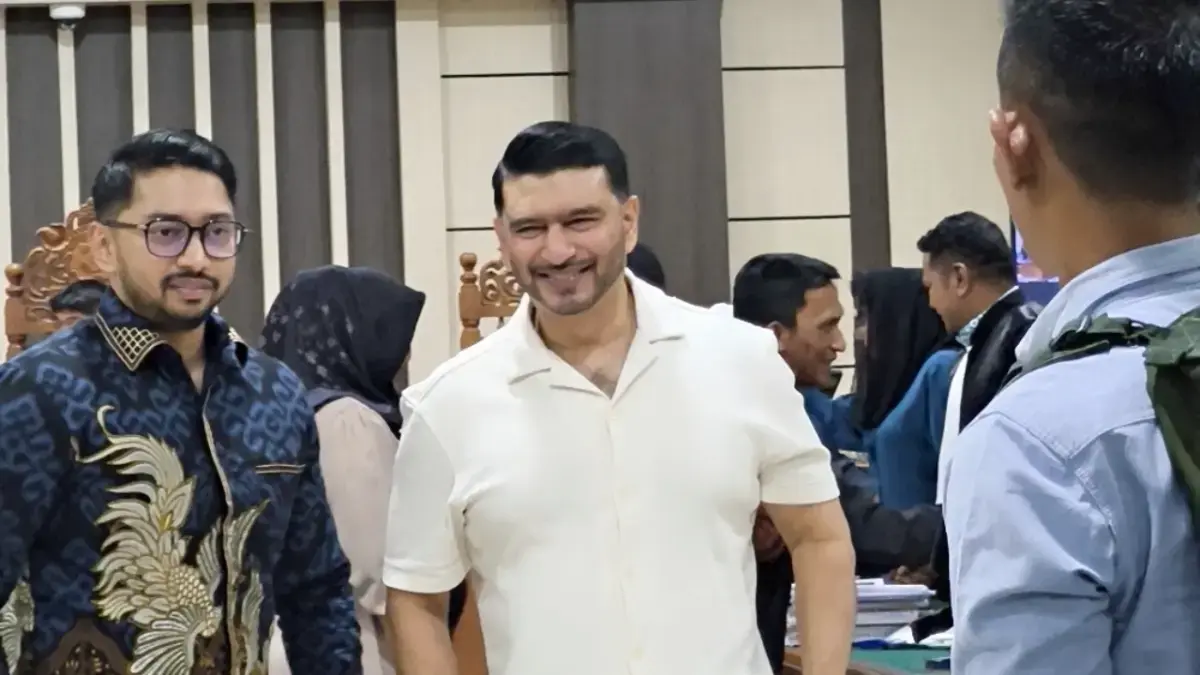 Muktaruddin Ashraff Abu (baju putih), dan M Sabiq Asraff (batik biru) menjadi saksi Bupati nonaktif Pekalongan, Fadia Arafiq di Pengadilan Tipikor Semarang, Jumat (28/8/2026). (IDA FADILAH/JAWA POS RADAR SEMARANG)