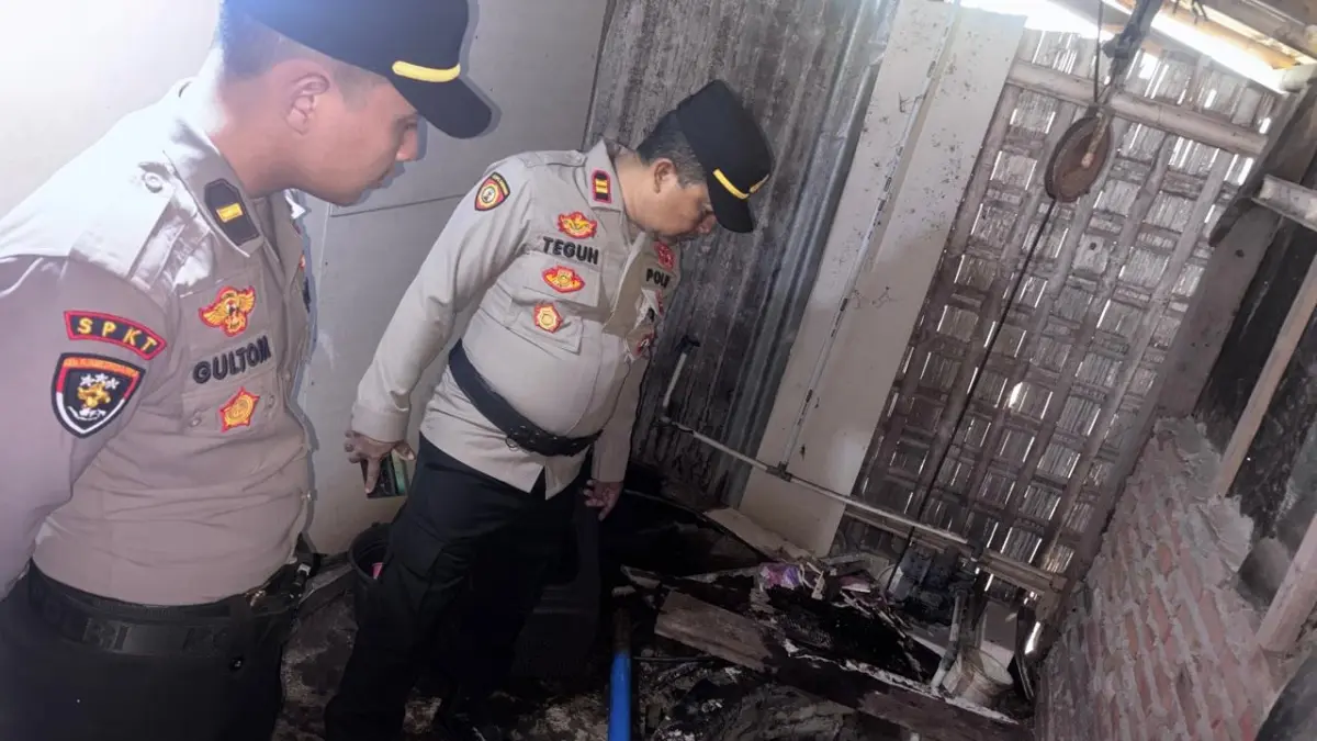NAHAS: Petugas kepolisian saat mendatangi TKP peristiwa nahas lansia tercebur sumur di Kelurahan Kajen, Kecamatan Kajen, Kabupaten Pekalongan, Selasa (1/9/2026).