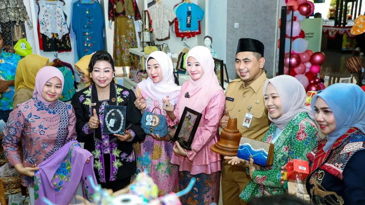  Wagub Jateng Taj Yasin mewakili Gubernur Ahmad Luthfi meresmikan UKM Jateng Corner di Bandara Ahmad Yani Semarang, Selasa, 1 September 2026.