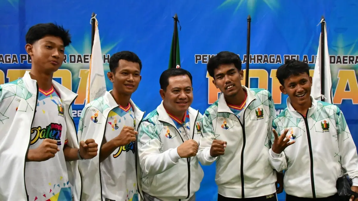 BERI SEMANGAT: Plt Bupati Pekalongan Sukirman saat mengawal atlet Kontingen Kabupaten Pekalongan pada pembukaan POPDA Jateng 2026, Selasa (1/9/2026). 