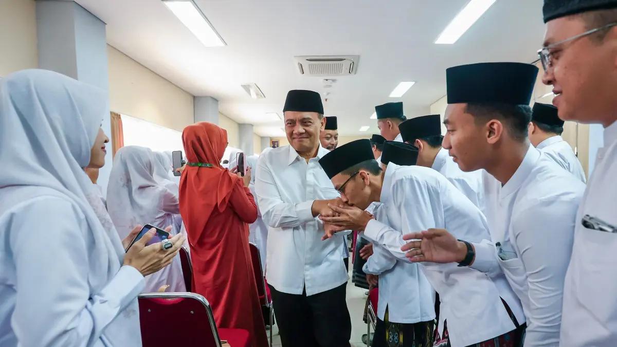 Gubernur Jawa Tengah Ahmad Luthfi bersama Wakil Gubernur sekaligus Ketua Umum LPTQ Jateng Taj Yasin Maimoen, saat mengunjungi training camp di Asrama Haji Manyaran.

