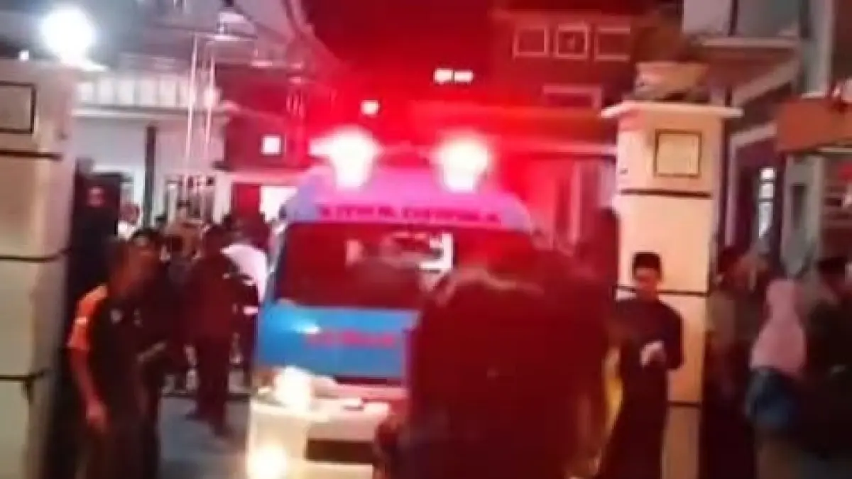 KERACUNAN:  Sejumlah ambulance bergantian menjemput santri Ponpes Manbaul Hikam