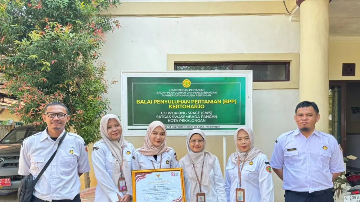 KOMPAK : Tim BPP Kota Pekalongan saat berfoto Bersama dengan piagam penghargaan di kantor mereka. (Lutfi Hanafi/Jawa Pos Metro Pekalongan)