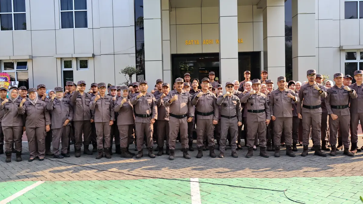 KOMPAK : Usai menggelar upacara seluruh personel dan jajaran pejabat Kejaksaan Negeri Kota Pekalongan berfoto Bersama di halaman kantor setempat. (Lutfi Hanafi/Jawa Pos Metro Pekalongan).