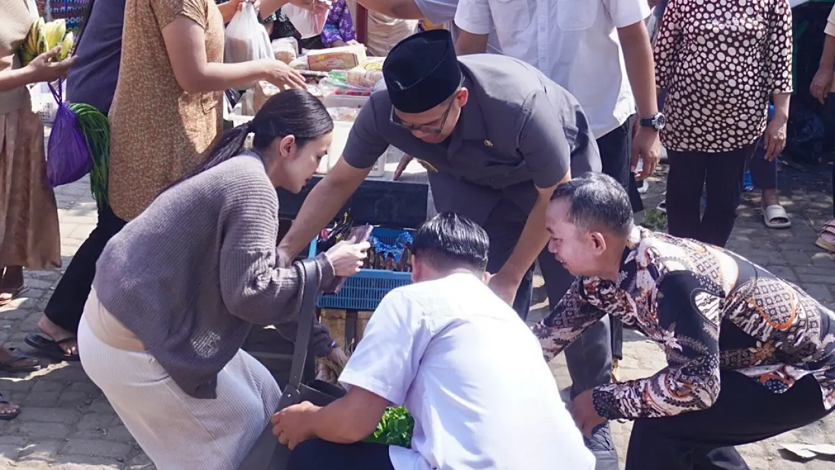 Bupati Batang M. Faiz Kurniawan saat beradu akting dengan Michelle Ziudith di Pasar Njarsari, Gringsing, Batang.&nbsp;