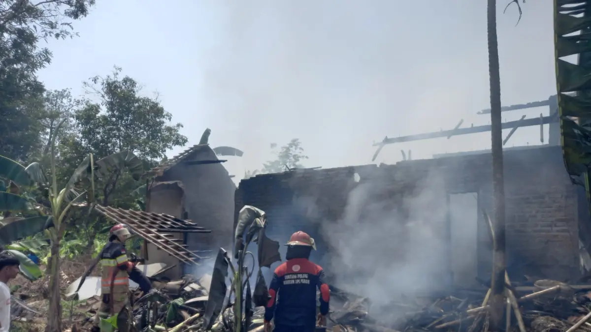 KEBAKARAN: Tim pemadam kebakaran Kabupaten Pekalongan saat berjibaku memadamkan api yang membakar rumah warga Desa Rowoyoso, Kecamatan Wonokerto, Kamis (3/9/2026). 
