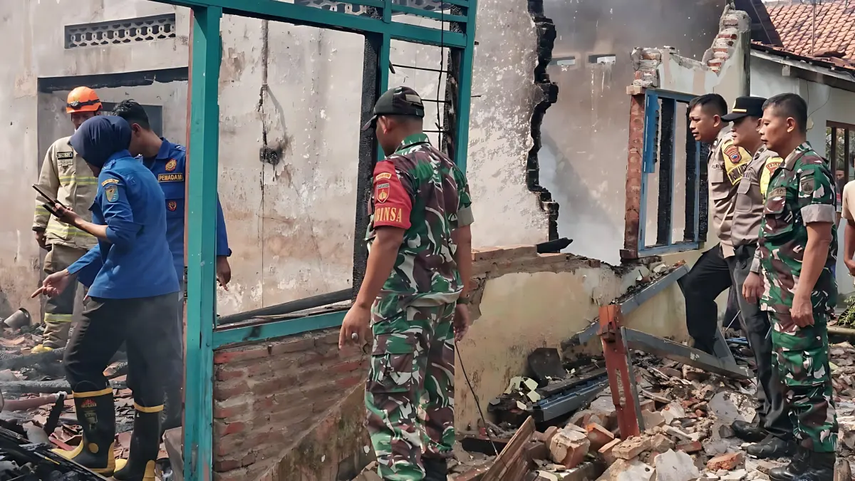 PADAMKAN - Tim gabungan saat padamkan api di sebuah rumah di Banyurip Ageng RT 03 RW 05, Kelurahan Banyurip, Kota Pekalongan, terbakar pada Kamis (3/9/2026).(ist)