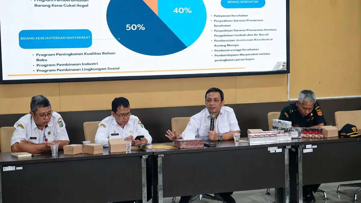 PAPARAN : Walikota Pekalongan Aaf, saat ungkapkan data-data tentang rokok ilegal di wilayah setempat, di ruang Buketan, Rabu (2/9/2026).(ist)