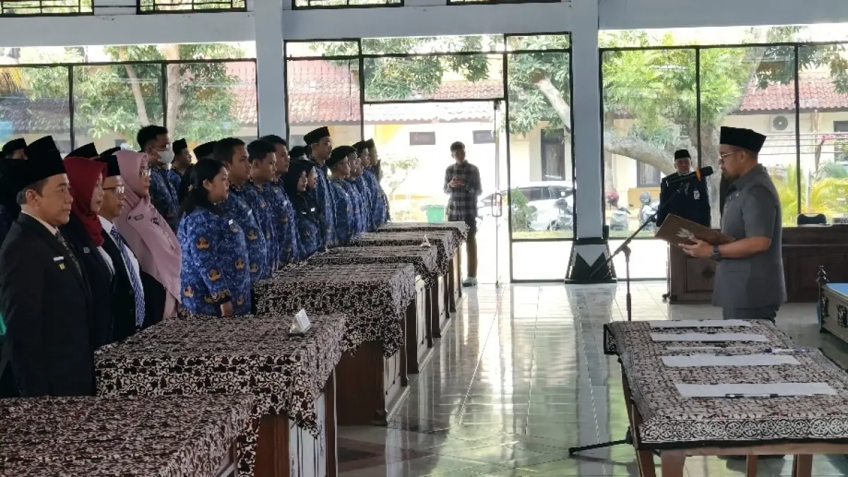 PELANTIKAN: Bupati Batang M Faiz Kurniawan saat melantik ratusan ASN di Pendopo Kabupaten Batang.