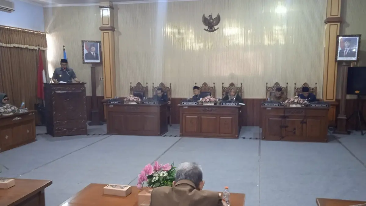 APBD: Bupati Batang M. Faiz Kurniawan memberikan sambutan saat rapat paripurna penyampaian Nota Keuangan R-APBD Perubahan TA 2026 di DPRD Kabupaten Batang.