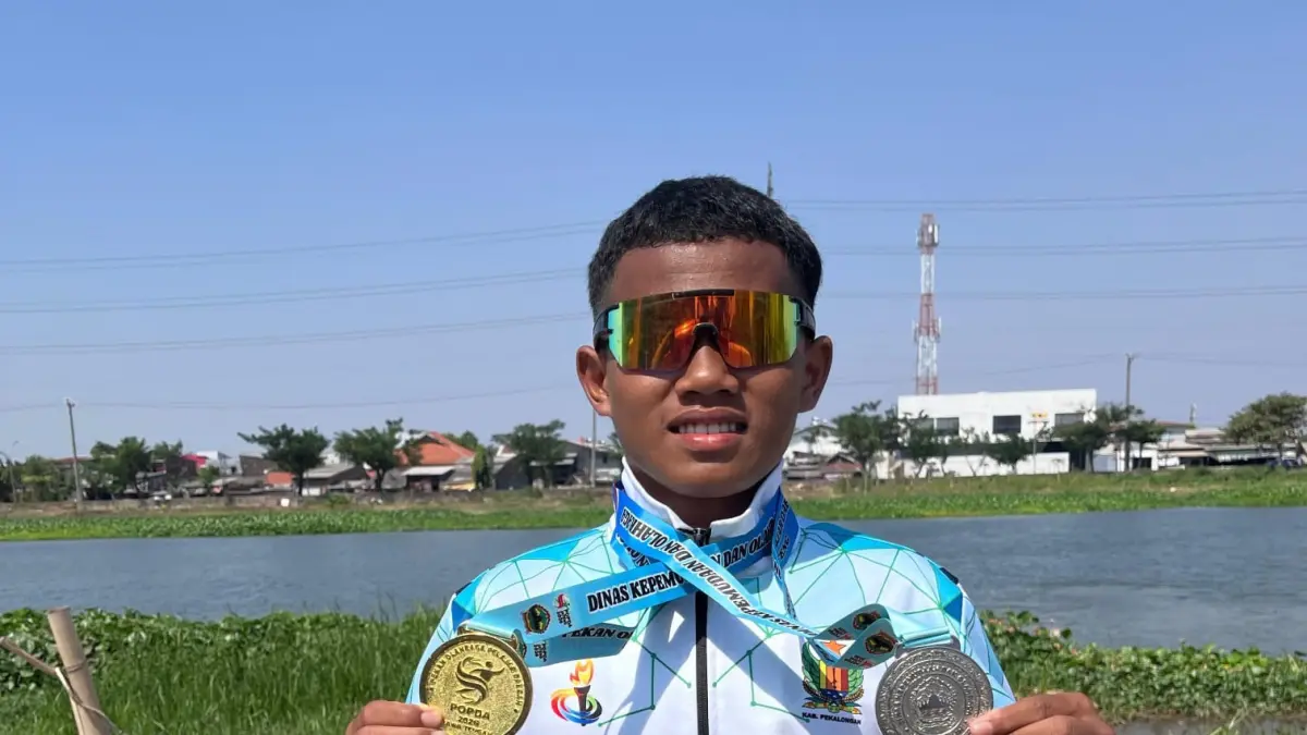 BANGGA: Sakip Maulana Yusuf, atlet dayung Kabupaten Pekalongan, memamerkan dua medali  hasil capaiannya pada POPDA Jateng 2026.