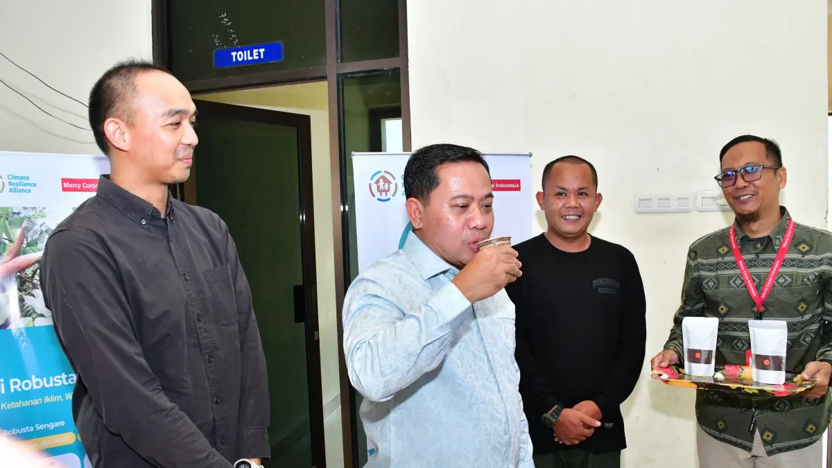 KOMODITAS: Plt Bupati Pekalongan Sukirman saat mencicipi kopi Talun hasil pendidikan SLI, Rabu (2/9/2026). 