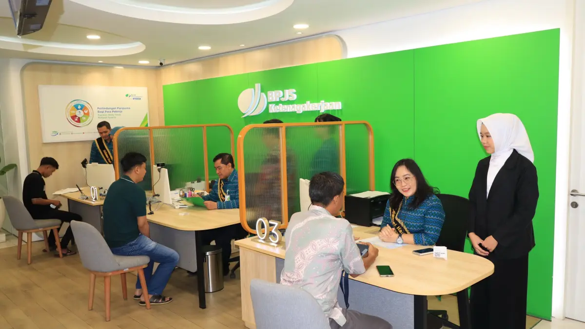 MELAYANI : Jajaran manajemen BPJS Ketenagakerjaan, dari direktur hingga kepala kantor cabang saat melayani peserta, di KC Pekalongan, pada Jumat (4/9/2026). (Lutfi Hanafi/Jawa Pos Metro Pekalongan)