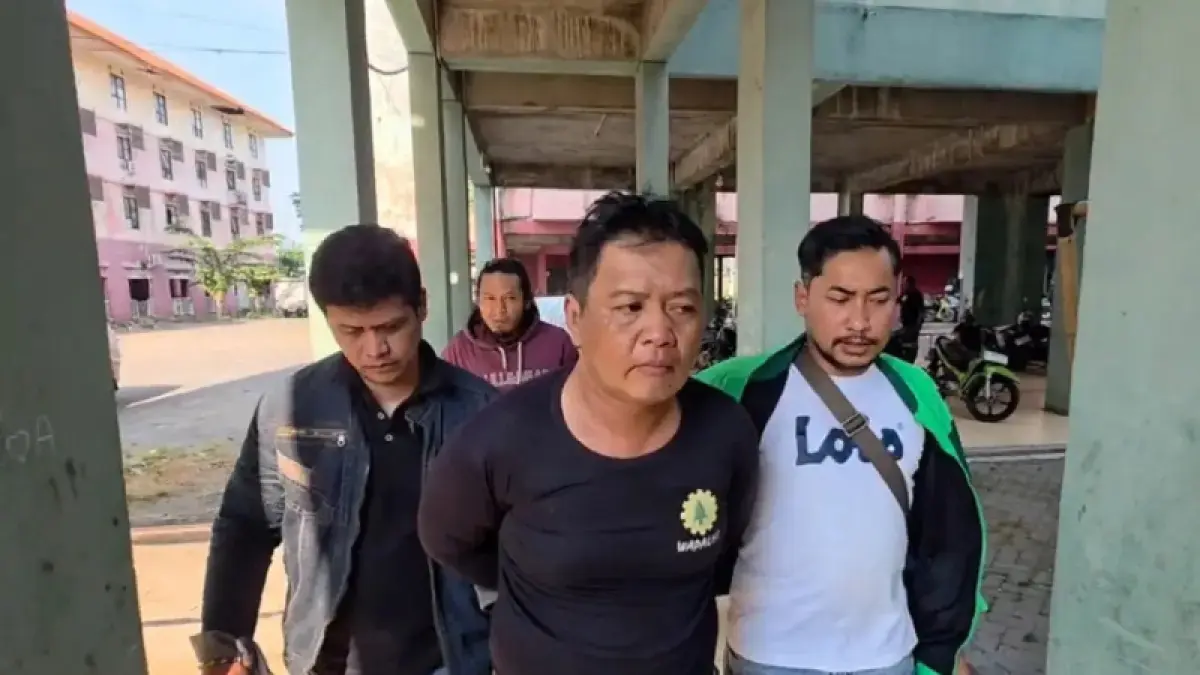 Pelaku jalan depan mengenakan kaos hitam saat ditangkap di rumahnya di Rusunawa oleh anggota Polrestabes Semarang

