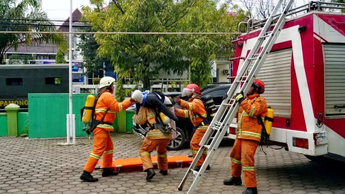 PELATIHAN : Tim Damkar Kota Pekalongan saat menggelar pelatihan bagi anggotanya di halaman kantor Satpol PP setempat.(IST)