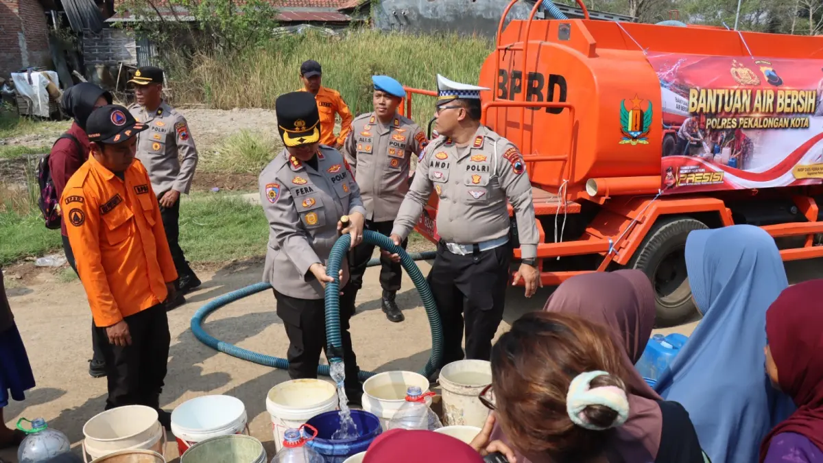 SALURKAN AIR : &nbsp;Kapolres Pekalongan Kota AKBP Dies Ferra Ningtias memimpin langsung penyaluran air di Desa Tegaldowo, Kecamatan Tirto, Kabupaten Pekalongan, Kamis (3/9/2026).(IST)