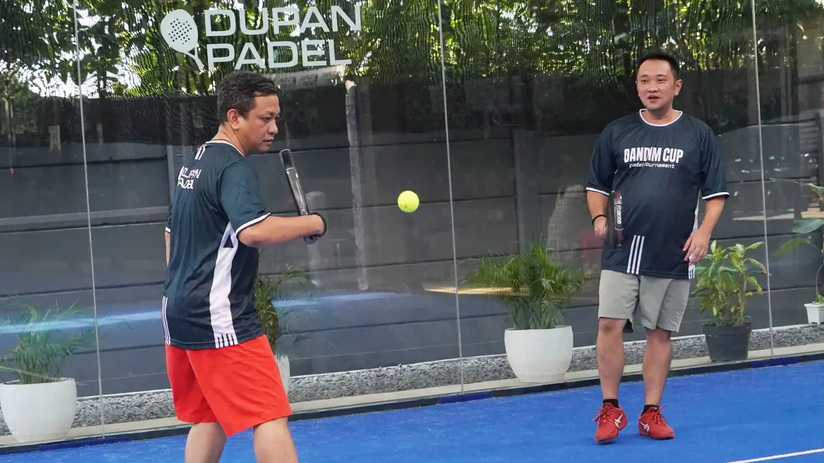 BERTANDING : Wali Kota Pekalongan Aaf saat ikut pertandingan dalam Dandim Cup Kota Pekalongan di Dupan Padel, Sabtu (5/9/2026). (IST)