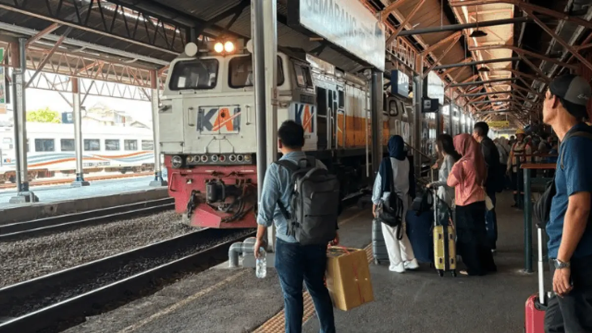 Dampak sejumlah penerbangan dibatalkan karena erupsi Gunung Anak Krakatau, PT KAI Daop 4 Semarang mengoperasikan kereta tambahan menuju Jakarta. (Ist)