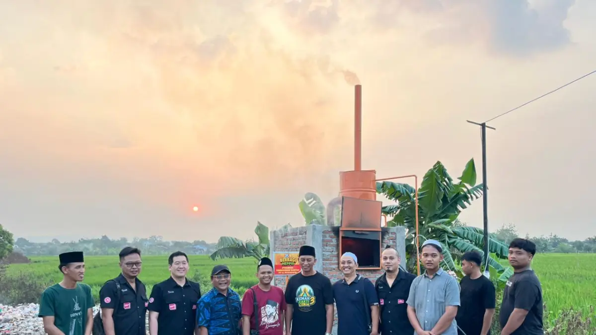LINGKUNGAN: Para santri saat melakukan ujicoba piramida sampah untuk mengatasi masalah lingkungan.