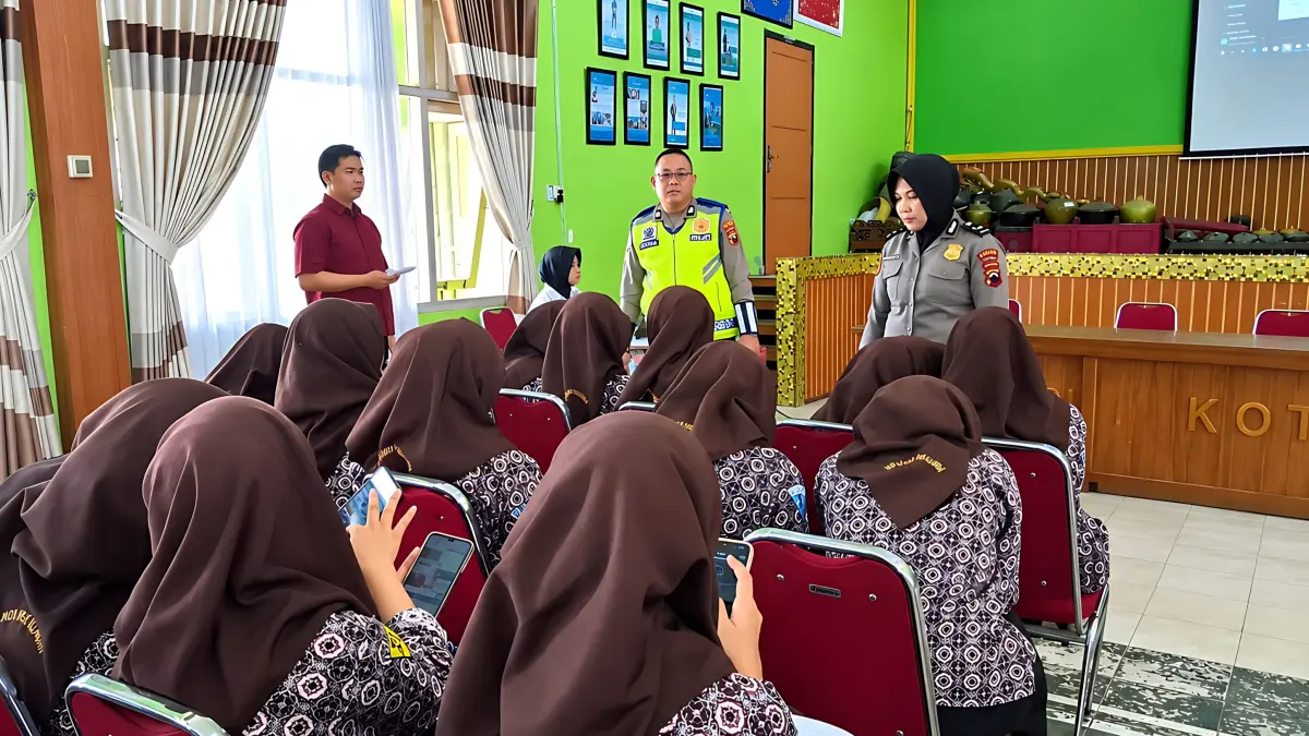 PAPARAN : Anggota Polres Pekalongan Kota saat bekali pelajar tentang Ai dan Tertib Lalin saat program Police Goes to School yang digelar di Aula MAN 1 Kota Pekalongan, Sabtu (5/9/2026).(IST)