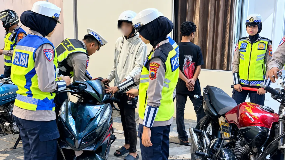 AMANKAN BALAP LIAR : Sejumlah Polwan Polres Pekalongan Kota saat turun lapangan amankan puluhan motor di Kawasan Exit tol, pada Sabtu malam (5/9/2026) malam.(IST)