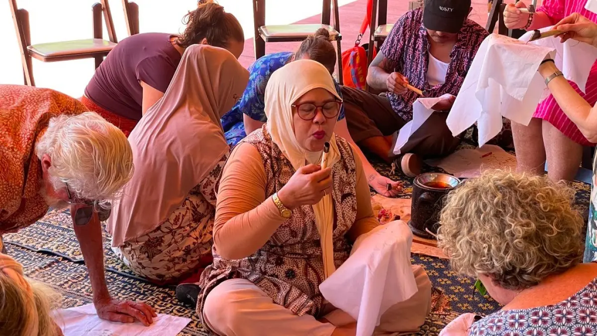 BATIK: Perajin asal Kabupaten Batang saat memamerkan sekaligus memberikan edukasi pembuatan Batik Rifaiyah di Darwin, Australia.