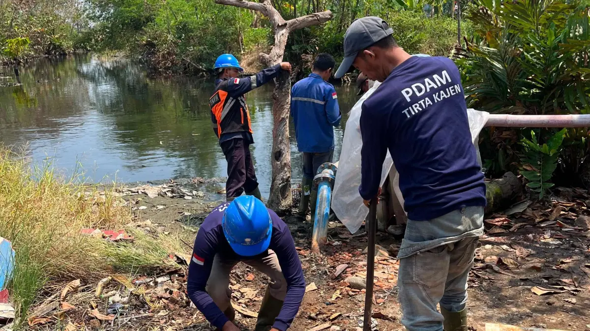 PENANGANAN: Petugas PDAM Tirta Kajen saat melakukan penanganan kebocoran pipa. 