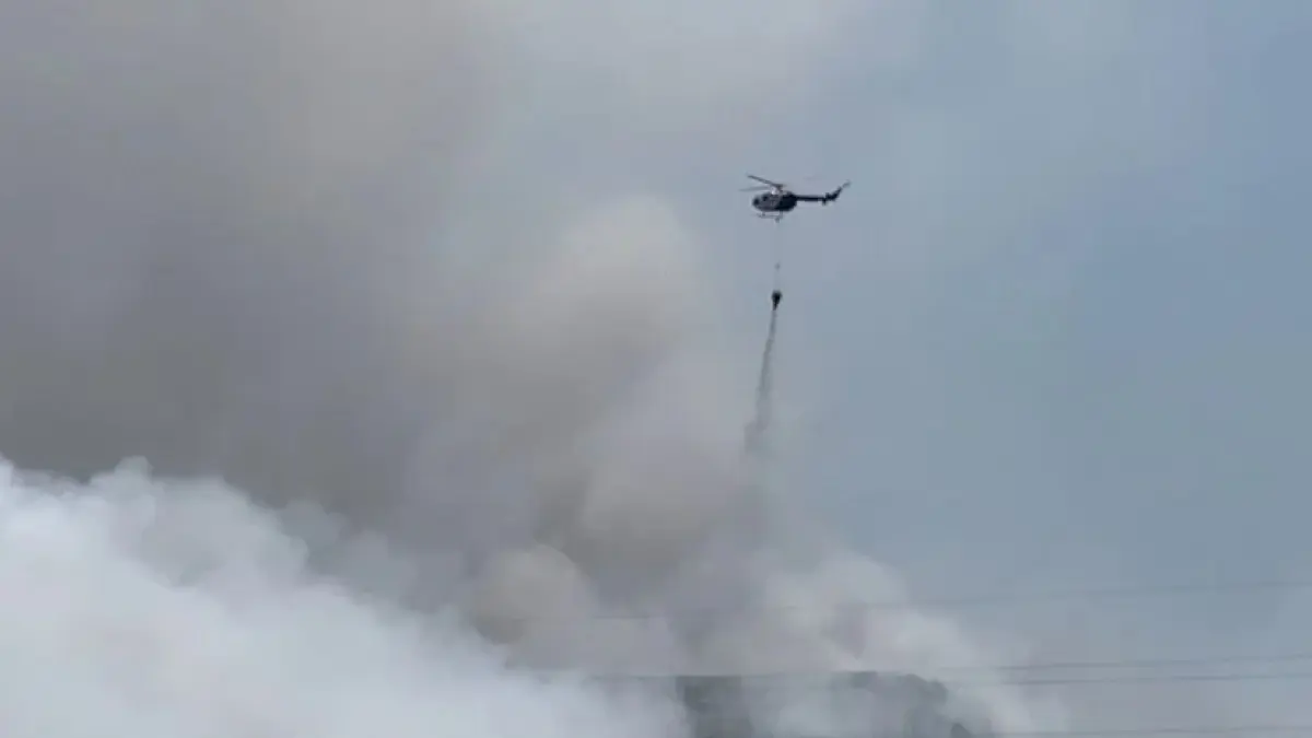  Selama tiga hari, helikopter Polri telah melakukan 56 kali water bombing dengan total sekitar 28 ribu liter air 