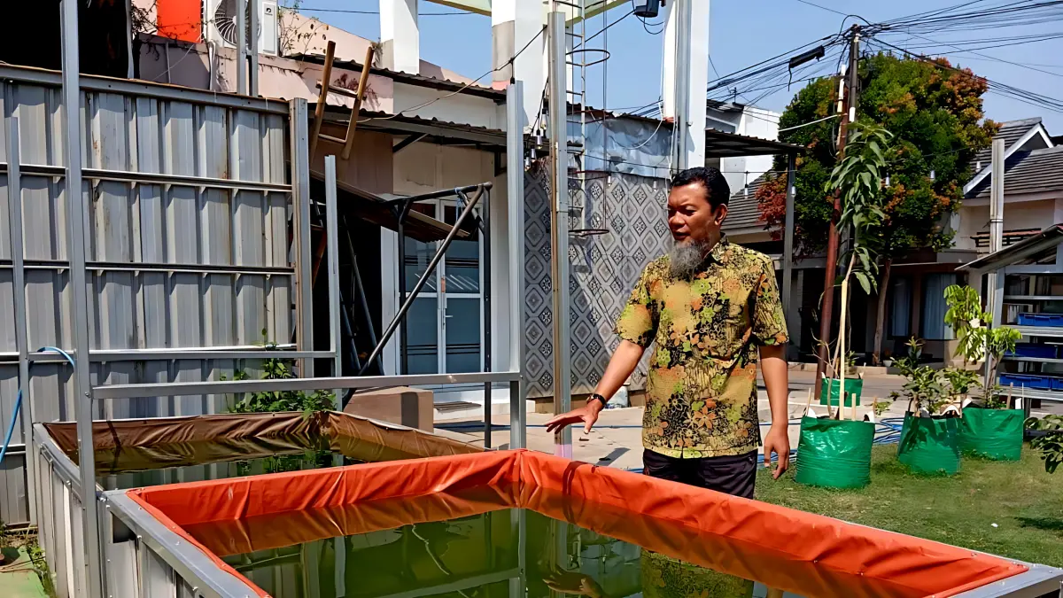 TUNJUKKAN KOLAM IKAN : Ketua RT &nbsp;07 RW 20 Kelurahan Medono, Kecamatan Pekalongan Barat, Tony, tunjukkan kolam ikan portable di kampungnya untuk ternak ikan.(IST)