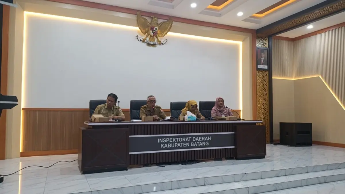 ANTI KORUPSI: Inspektur Daerah Kabupaten Batang saat menggelar sosialisasi Peraturan Bupati Batang Nomor 9 Tahun 2026 di Aula Inspektorat Batang.