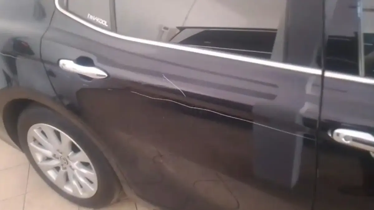DIDUGA VANDALISME: Tangkapan layar video kondisi mobil dinas Bupati Pekalongan yang telah terdapat goresan pada bagian bodi.