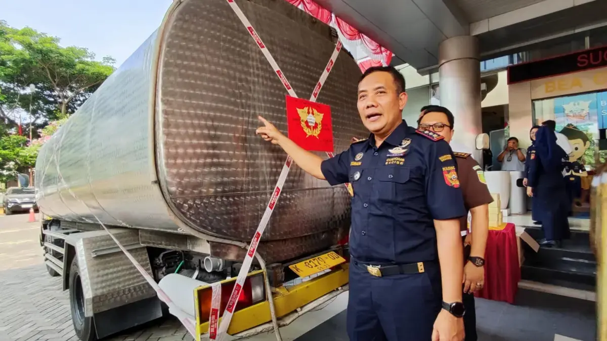 Kepala Bea Cukai Semarang Mochamad Syuhadak sedang memperlihatkan mobil tangki air yang digunakan untuk membawa rokok ilegal.